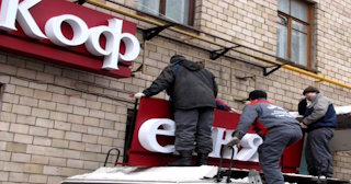 Демонтаж вывески в Новороссийске - качественные услуги от Сварной-Нвр, доступные цены от 362 рублей